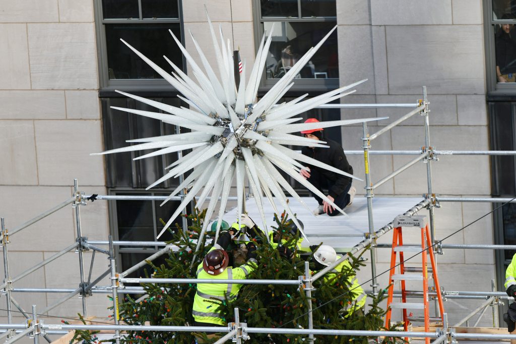 mate Verrijken Maken Millions of Swarovski Crystals Adorn the New Star Atop the Rockefeller  Center Christmas Tree - Galerie