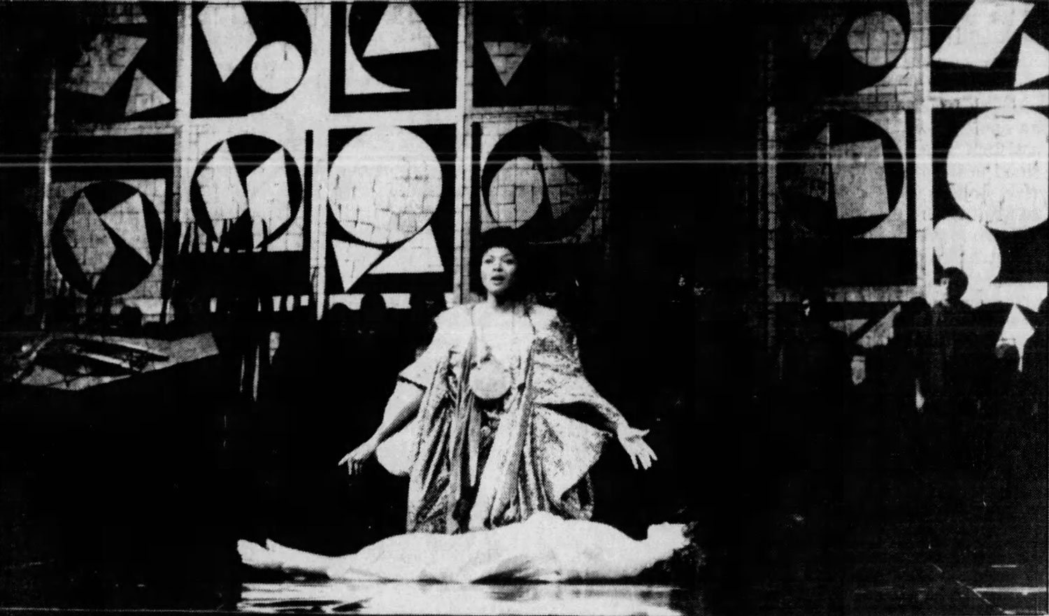 A view of the set Nevelson created for Orfeo ed Euridice, as seen in a review of the production in the St Louis Post Dispatch on June 9, 1984.