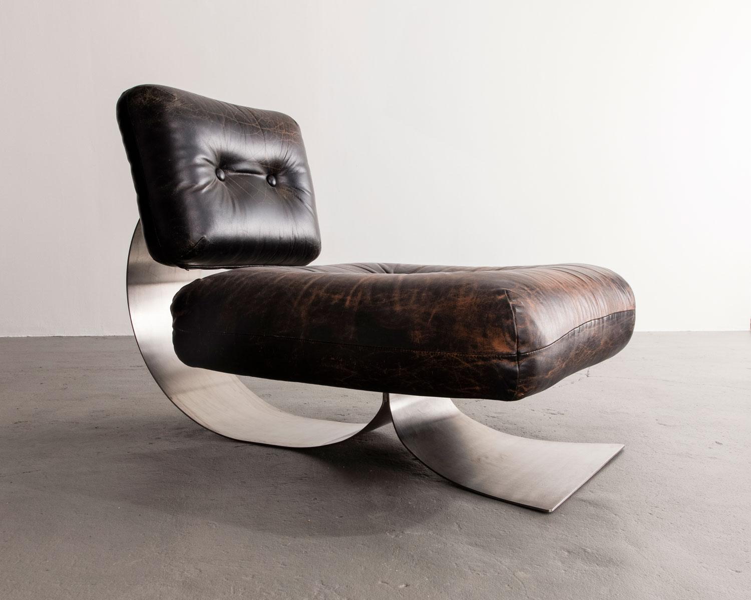 Extremely Rare ”Alta” lounge chair in leather and stainless steel. Designed by Oscar Niemeyer, Brazil.